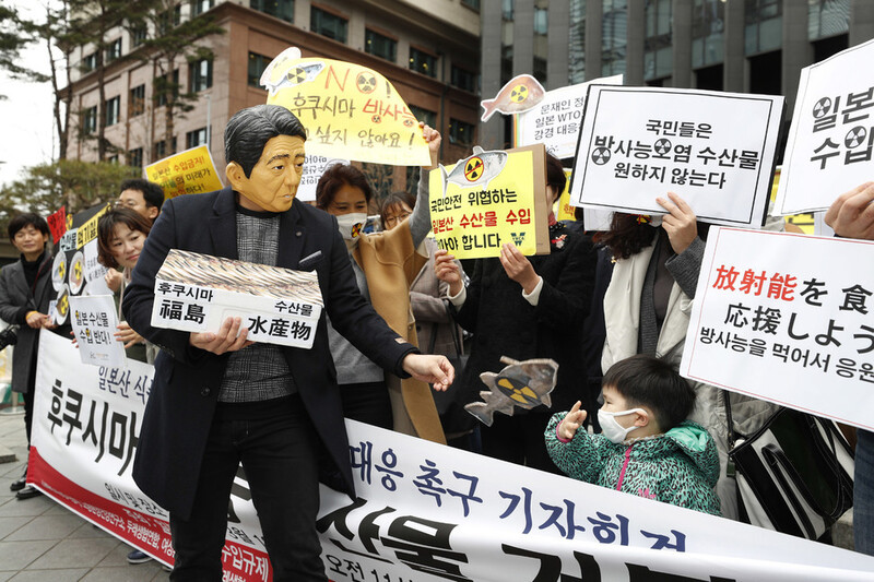 아베 신조 일본 총리의 가면을 쓴 한 참가자가 서울 종로구 중학동 옛 주한일본대사관 앞에서 방사능 오염 수산물을 권하는 행위극을 하고 있다. 이정아 기자 leej@hani.co.kr