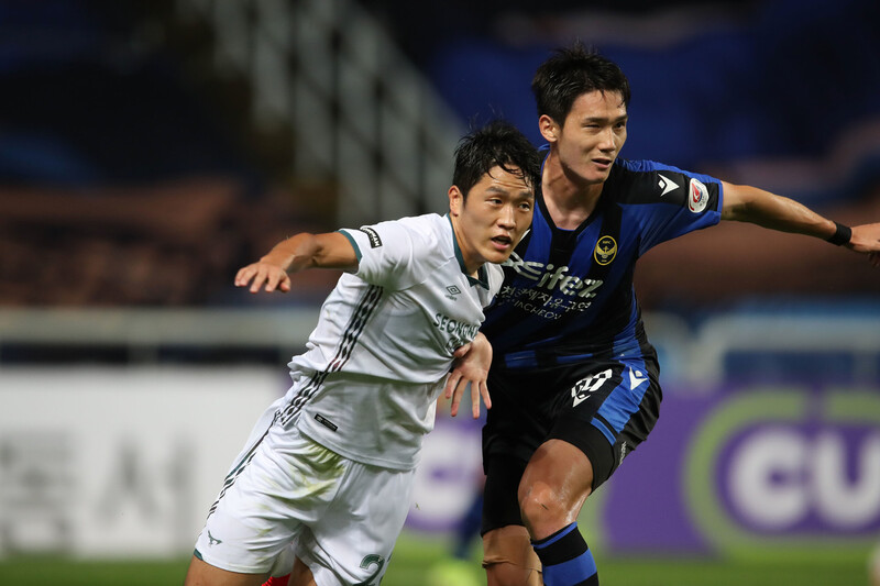 인천 유나이티드 오반석(오른쪽)이 성남FC 나상호와 몸싸움을 하고 있다. 한국프로축구연맹 제공