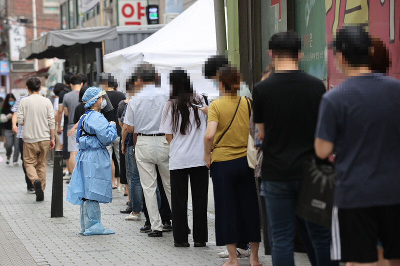 20일 오전 서울 성북구보건소에 마련된 코로나19 선별진료소를 찾은 시민들이 검사받기 위해 줄을 서고 있다. 연합뉴스