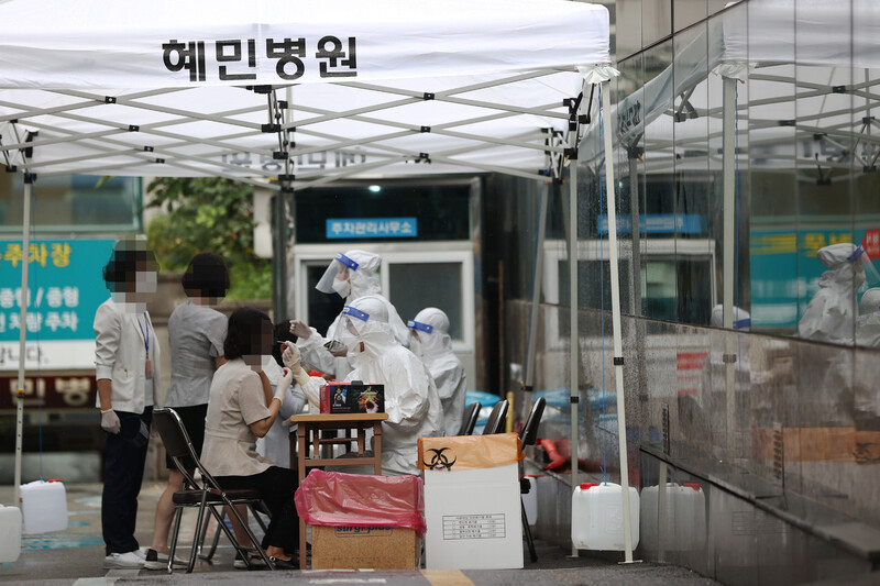 2일 오전 코로나19 확진자가 발생해 출입이 통제된 자양동 혜민병원 선별진료소에 병원 관계자들이 검사를 받고 있다. 연합뉴스