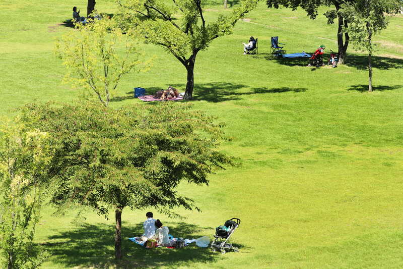 지난 13일 서울 여의도 한강공원 비통제구역에서 시민들이 휴식을 취하고 있다. 코로나19 확산을 막기 위해 서울시 한강사업본부는 지난 8일부터 여의도·뚝섬·반포 등 주요 한강공원 내 일부 밀집지역에 시민 출입을 통제하고 있다. 연합뉴스