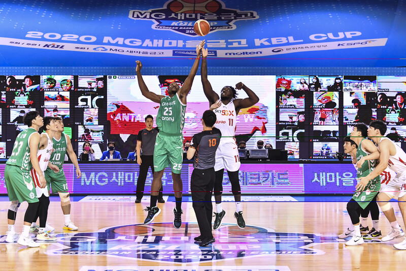 23일 전북 군산 월명체육관에서 열린 2020 MG새마을금고 케이비엘(KBL) 컵대회에서 디비의 저스틴 녹스(왼쪽)와 에스케이의 자밀 워니가 점프볼을 다투고 있다. KBL 제공