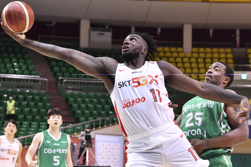 23일 전북 군산 월명체육관에서 열린 케이비엘(KBL) 컵대회 디비(DB)와 에스케이(SK) 경기에서 활약 중인 에스케이 자밀 워니의 모습. KBL 제공