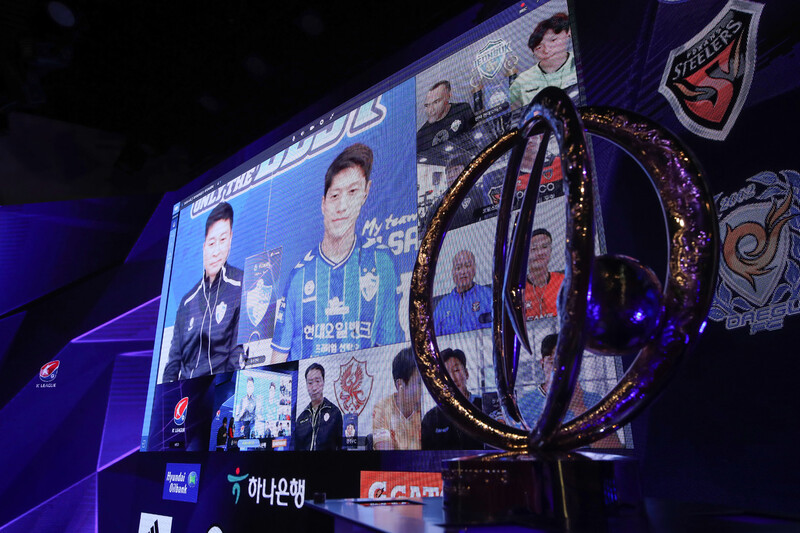 24일 서울 아산정책연구원에서 열린 K리그1 파이널 라운드 온라인 미디어데이에서 울산 현대 김도훈 감독과 이청용(큰 화면)이 각오를 밝히고 있다. 한국프로축구연맹 제공