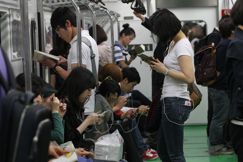 전철 안에서 스마트폰을 보고 있는 승객들. <한겨레> 자료사진