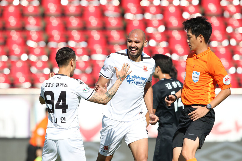 득점에 성공한 펠리페가 팀 동료 윌리안을 보고 환하게 웃고 있다. 한국프로축구연맹 제공 득점에 성공한 펠리페가 팀 동료 윌리안을 보고 환하게 웃고 있다. 한국프로축구연맹 제공