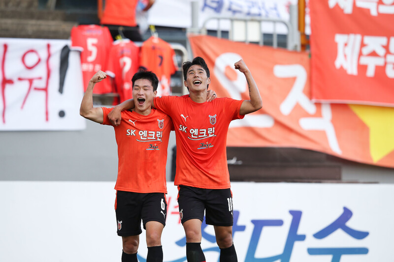 제주 유나이티드가 진성욱(오른쪽)이 1일 제주월드컵경기장에서 열린 서울 이랜드FC와 경기에서 득점한 뒤 강윤성과 함께 골 세리머니를 하고 있다. 한국프로축구연맹 제공 제주 유나이티드가 진성욱(오른쪽)이 1일 제주월드컵경기장에서 열린 서울 이랜드FC와 경기에서 득점한 뒤 강윤성과 함께 골 세리머니를 하고 있다. 한국프로축구연맹 제공