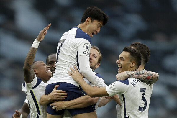 손흥민과 토트넘 홋스퍼 동료들. 축구는 팀이 하는 스포츠다. AP 연합뉴스