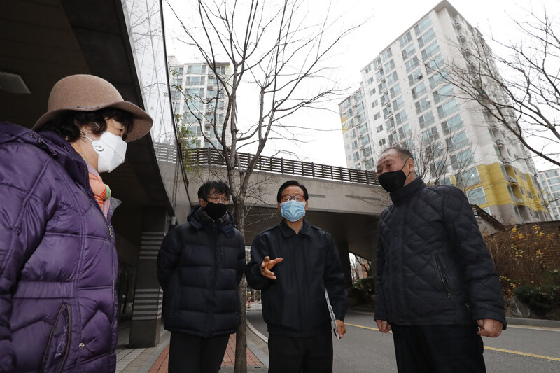 서울 중랑구 신내동 데시앙아파트 관리소장과 입주민들이 지난달 25일 단지내 관리사무소 들머리에서 아파트 운영 현안에 대한 의견을 나누고 있다. 이정아 기자 leej@hani.co.kr