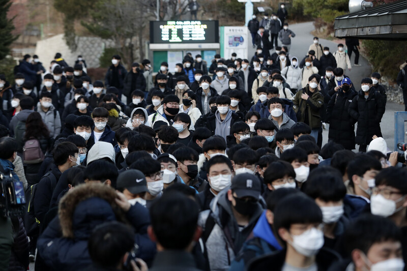 2021학년도 대학수학능력시험이 치러진 3일 오후 서울 종로구 청운동 경복고등학교에서 시험을 마친 수험생들이 나오고 있다. 김명진 기자 littleprince@hani.co.kr