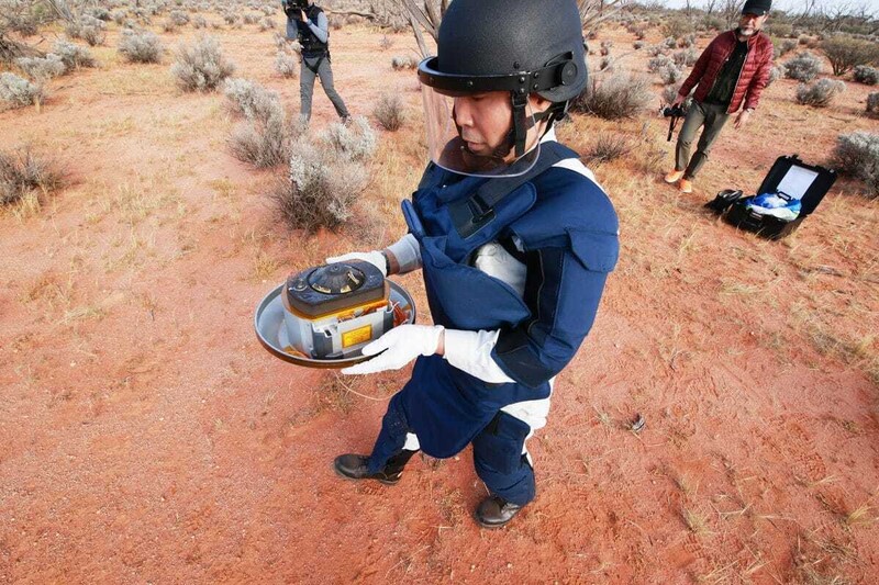 12월6일 호주 사막지대에 도착한 캡슐을 운반하고 있는 모습. JAXA