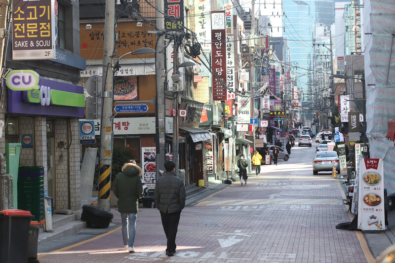 신종 코로나바이러스 감염증(코로나19) 확진자 급증과 한파로 인해 14일 오후 서울 강남구 식당가가 비교적 한산한 모습이다. 연합뉴스