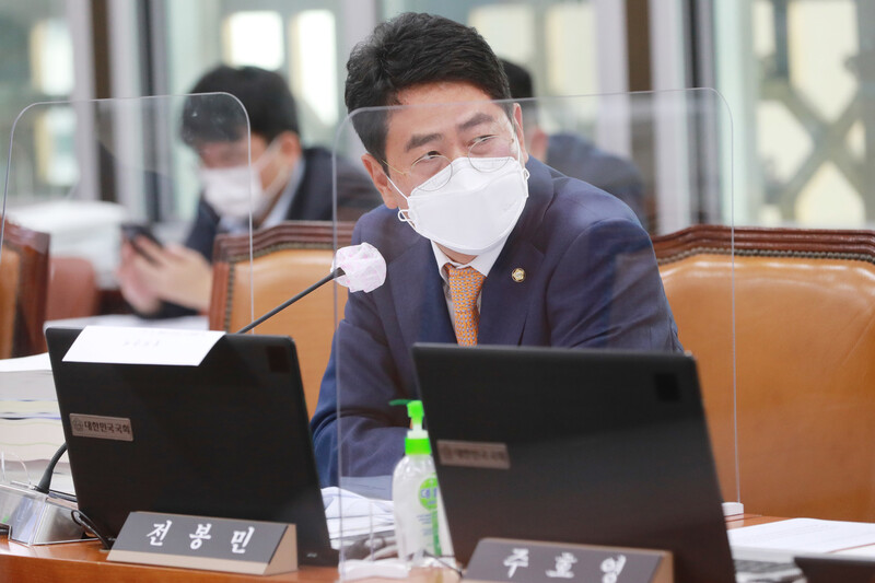 국민의힘 전봉민 의원이 지난 14일 국회에서 열린 보건복지위원회 국정감사에서 질의하고 있다. 연합뉴스