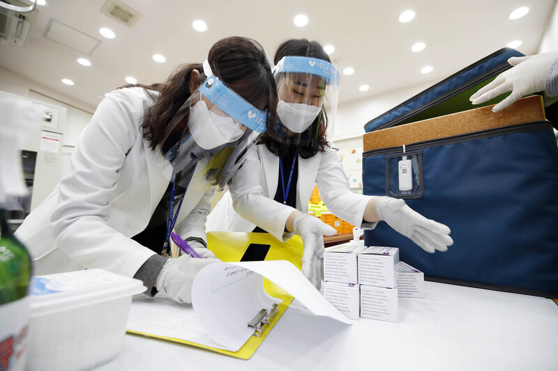 25일 오전 광주 북구보건소에 배송된 아스트라제네카(AZ) 백신을 보건소 직원들이 확인하고 있다. 광주 북구청 제공/연합뉴스