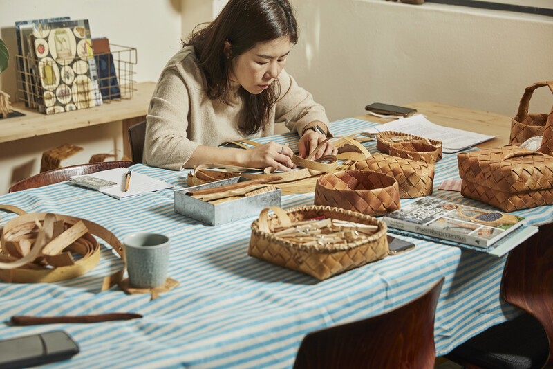 자작나무 껍질을 엮어 바구니를 만드는 신소윤 기자. 사진 윤동길(스튜디오 어댑터 실장) 제공