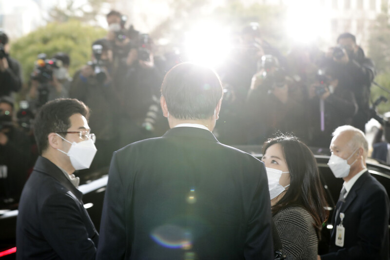 4일 사퇴한 윤석열 검찰총장이 이날 오후 서울 서초구 서초동 대검찰청에서 퇴근을 하고 있다. 문재인 대통령은 윤 총장의 사의를 1시간만에 바로 수용했다. 김명진 기자 littleprince@hani.co.kr