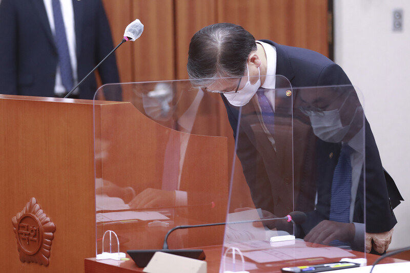 변창흠 국토교통부 장관이 9일 오후 서울 여의도 국회에서 열린 국토교통위원회 전체회의에서 현안 보고를 앞두고 고개 숙여 인사하고 있다. 공동취재사진