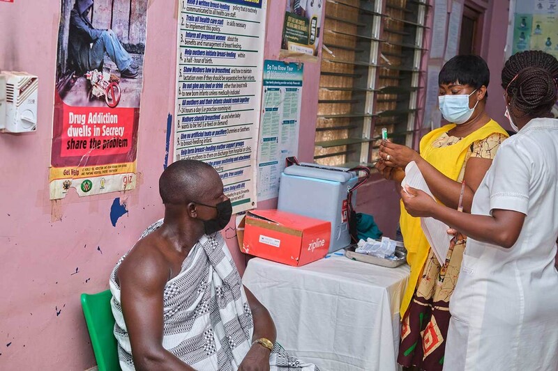 아수오푸아 보건소 직원이 드론으로 배송된 백신 주사를 맞고 있다. GAVI 제공