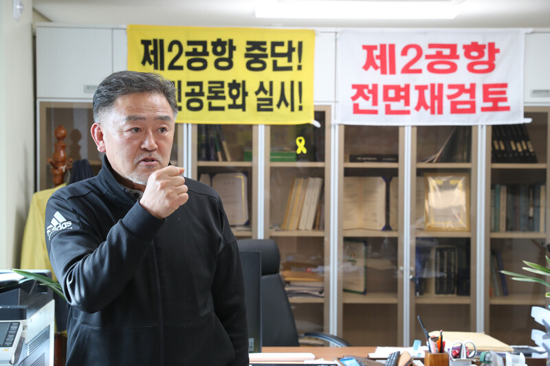 16일 오후 강원보 제주 제2공항 성산읍 반대대책위 집행위원장 겸 신산리 이장이 신산리 마을회관에서 제2공항 건설에 반대하는 이유를 설명하고 있다. 제주/장철규 선임기자 chang21@hani.co.kr