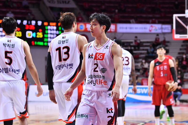 부산 kt 허훈이 11일 안양실내체육관에서 열린 2020∼2021 KBL 안양 KGC와 6강 플레이오프 1차전에서 맹활약을 펼치며 팀 승리를 이끌었다. KBL 제공