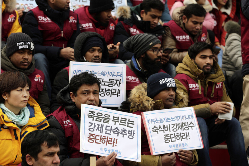 2018년 12월16일 오후 서울 세종문화회관 계단에서 이주노동자 노동조합과 이주공동행동, 민주노총 회원들이 ‘2018년 세계이주노동자의 날 전국공동행동’ 행사를 하고 있다. 김명진 기자
