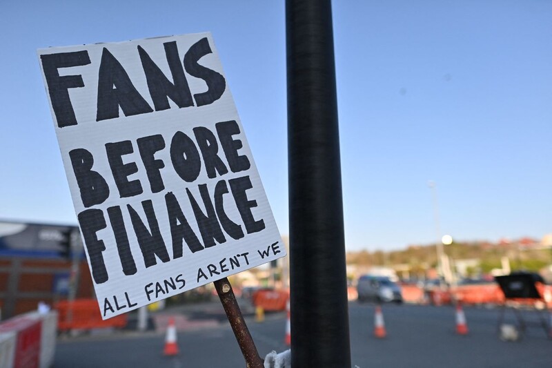 19일(한국시각) 유럽슈퍼리그 출범이 발표된 뒤 영국에서는 슈퍼리그 참가에 반대하는 팬들의 시위가 이어지고 있다. 거리에 놓인 한 팻말에 “재정 이전에 팬”이라고 적혀있다. AFP 연합뉴스