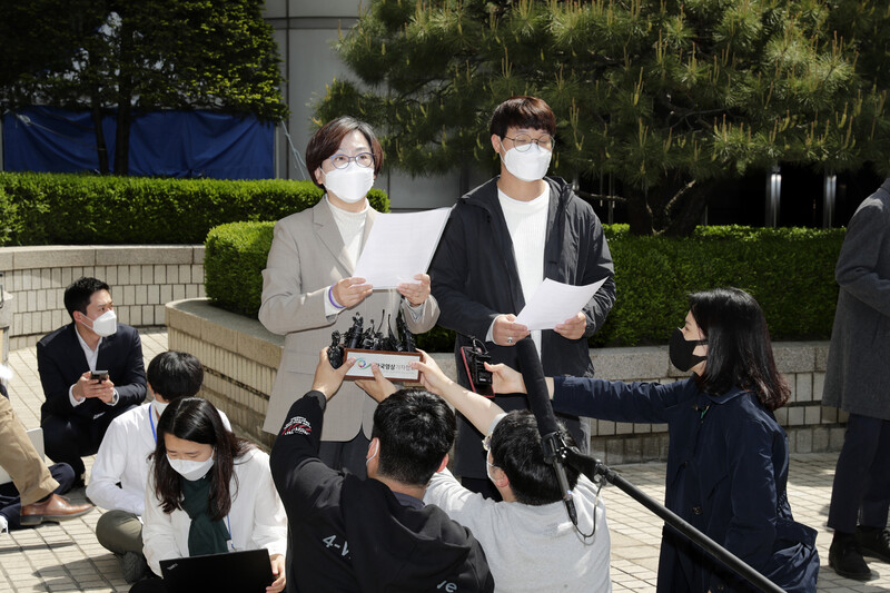 일본군 ‘위안부’ 피해자들이 일본 정부를 상대로 낸 두번째 손해배상 청구소송 1심에서 패소한 21일 오전, 이나영 정의기억연대 이사장이 서울 서초구 서울중앙지법에서 일본군 위안부 피해자 지원단체 네트워크의 입장을 밝히고 있다. 김명진 기자 littleprince@hani.co.kr