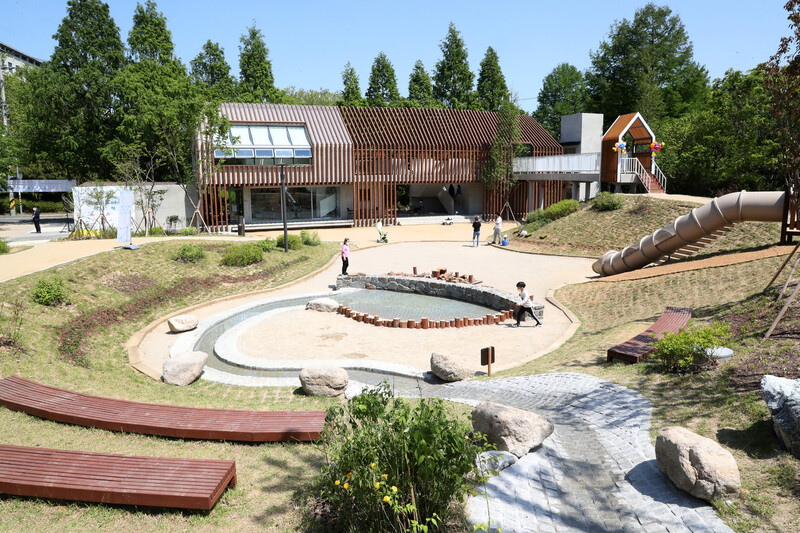 지난 3일 개장한 전주 덕진공원 맘껏놀이터에서 어린이들이 놀고 있다. 전주시 제공