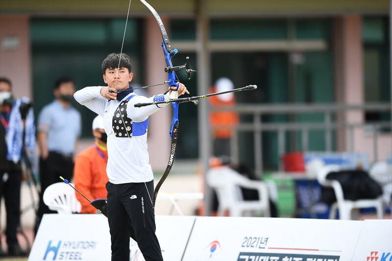 김제덕이 23일 강원 원주시 원주양궁장에서 열린 국가대표 선발전 최종전에서 활시위를 당기고 있다. 대한양궁협회 제공