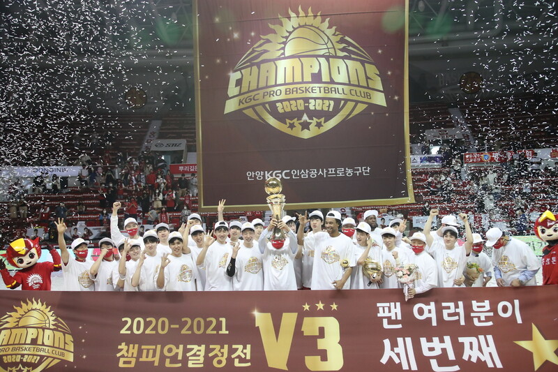 안양 케이지시(KGC)인삼공사 선수들이 9일 경기도 안양체육관에서 열린 프로농구 챔피언결정전 4차전에서 전주 케이씨씨(KCC)를 누르고 우승한 뒤 기뻐하고 있다. 안양/연합뉴스