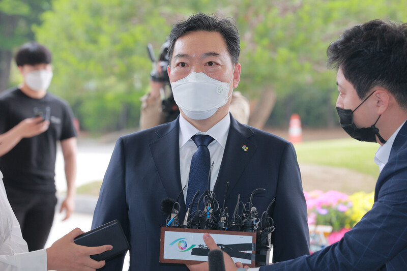 김오수 신임 검찰총장이 1일 오후 서울 서초구 대검찰청으로 출근하고 있다. &lt;연합뉴스&gt;