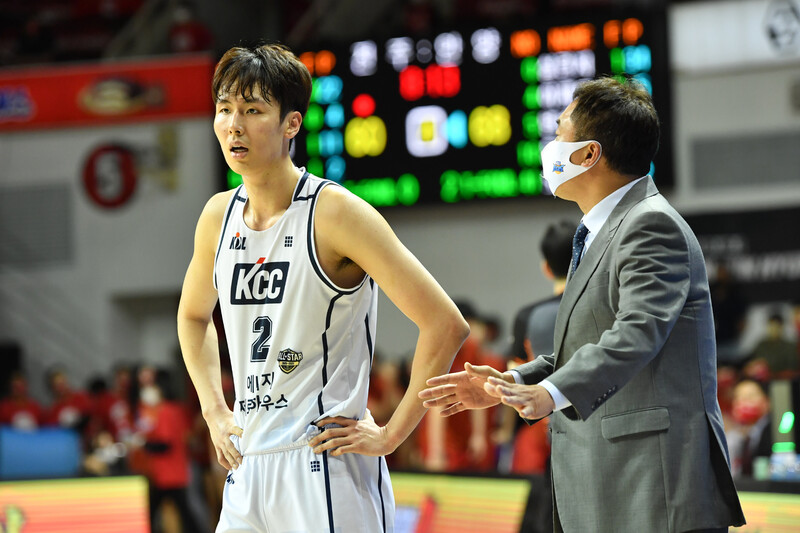 송교창과 전창진 전주 케이씨씨(KCC) 감독. KBL 제공