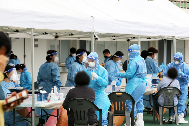 23일 오후 경북 포항종합운동장에 마련된 임시 선별진료소에서 포항시민이 코로나19 검사를 받고 있다. 연합뉴스