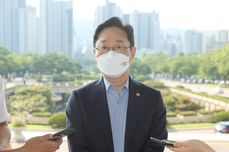 박범계 법무부 장관이 28일 오전 정부과천청사 법무부로 출근해 기자들의 질문에 답하고 있다. 연합뉴스