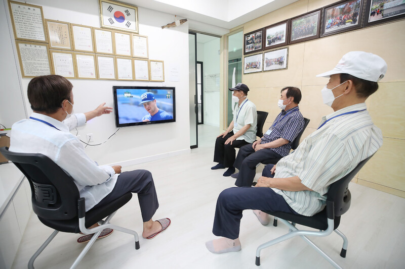 2일 오후 서울 영등포구의 한 경로당을 찾은 어르신들이 한국과 이스라엘과의 2020도쿄올림픽 야구 경기를 지켜보고 있다. 영등포구는 사회적 거리두기 4단계 격상으로 중단됐던 무더위쉼터로 지정된 경로당 125곳의 운영을 지난달 28일 재개했다. 코로나19 백신 2차 접종까지 마친 어르신만 이용할 수 있으며, 이용 정원은 기존 50%로 제한했다. 연합뉴스