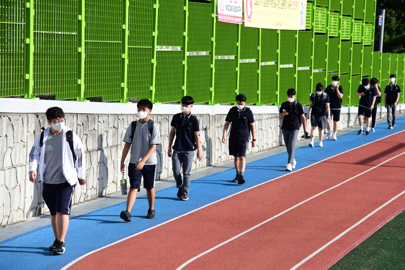 지난 2일 개학한 제주시 한라중학교 학생들이 마스크를 착용하고 일정 거리를 유지한 채 등교하고 있다. 제주도교육청은 이 학교가 대규모 학교로 지난학기엔 격주 등교를 했지만, 현행 거리두기 3단계에서도 2학기엔 전면 등교를 허용했다. 연합뉴스