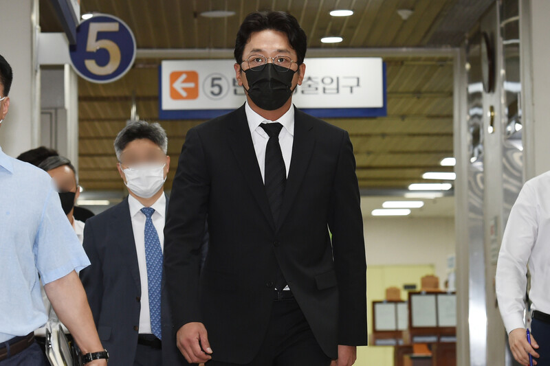 프로포폴 불법 투약 혐의로 재판에 넘겨진 배우 하정우(본명 김성훈)가 첫 공판이 열리는 10일 오전 서울 서초구 서울중앙지법 법정으로 들어가고 있다. 연합뉴스