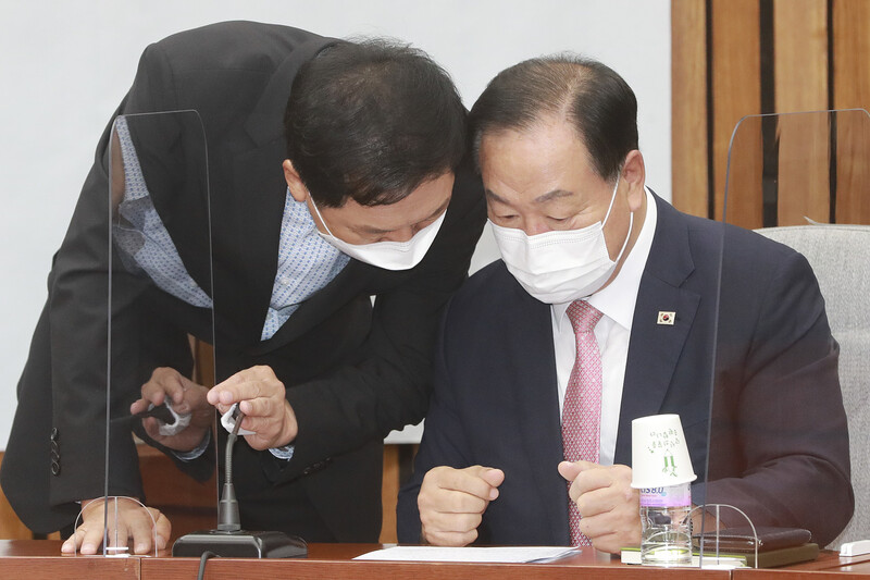 김기현 국민의힘 원내대표(왼쪽)가 13일 오전 서울 여의도 국회에서 열린 원내대책회의에서 한기호 사무총장과 대화를 나누고 있다. 공동취재사진