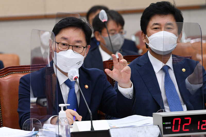 박범계 법무부 장관이 24일 서울 여의도 국회 법제사법위원회 전체회의에서 답변하고 있다. 연합뉴스