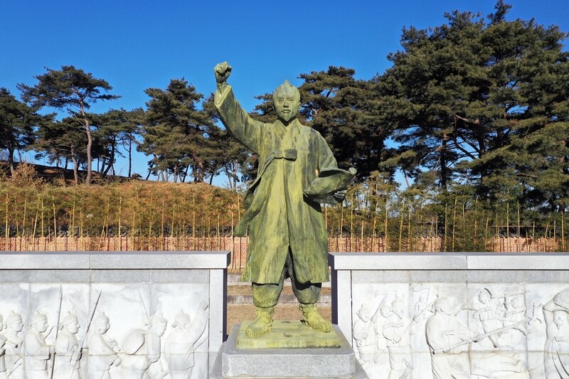 전북 정읍시 덕천면 황토현전적지 안에 있는 현 전봉준 장군 동상. 자료사진