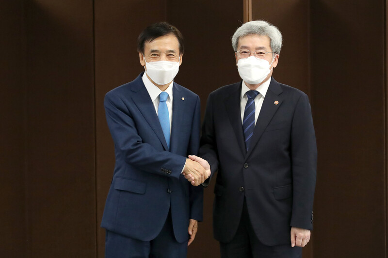 이주열 한국은행 총재가 3일 오전 서울 중구 한국은행에서 열린 고승범 금융위원장과의 회동에서 인사를 나누고 있다. 한국은행 제공