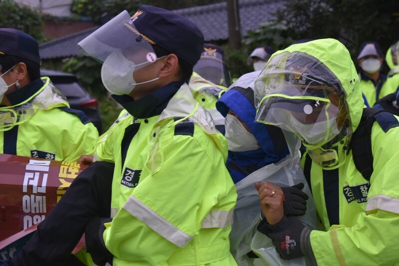 주한미군 사드(고고도미사일방어체계) 기지에 발사대 등을 추가 배치한 지 4년째인 7일 아침 7시께 경북 성주군 초전면 소성리 사드 기지 앞에서 경찰과 주민, 사드 반대 단체들이 올해만 37번째 충돌했다. 소성리사드철회종합상황실 제공