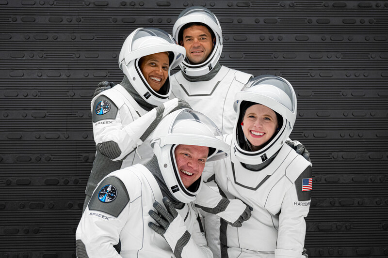 출발에 앞서 우주복을 입고 기념촬영을 한 인스피레이션4 우주여행팀. 윗줄 오른쪽이 이번 여행을 조직한 재러드 아이잭먼이다. 인스피레이션4 제공