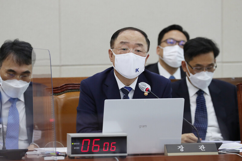 홍남기 경제부총리 겸 기획재정부 장관이 5일 국회 기획재정위원회의 기획재정부 국정감사에서 답변하고 있다. 연합뉴스.