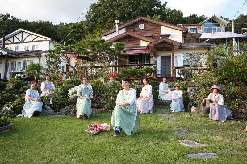 완주군 용진읍 주민기획단 용바우공동체가 지난달 17~18일 ‘정원투어 힐링·예쁜 마을 만들기’ 행사를 열었다. 완주문화도시지원센터 제공
