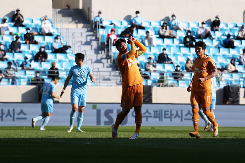 주민규가 31일 대구 DGB대구은행파크에서 열린 하나원큐 K리그1 2021 34라운드 대구FC와 방문 경기에서 득점한 뒤 세리머니를 하고 있다. 한국프로축구연맹 제공