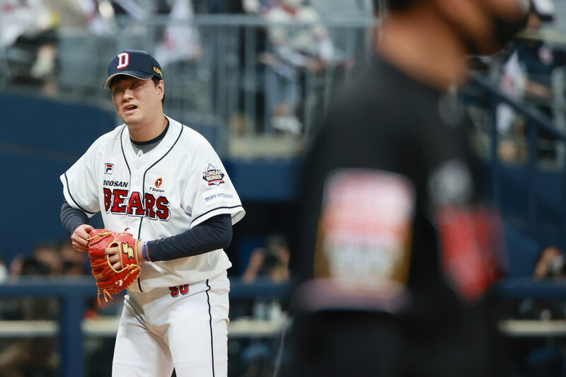 두산 베어스 이영하가 17일 서울 구로구 고척스카이돔에서 열린 2021 KBO리그 포스트시즌 한국시리즈 3차전 케이티(KT) 위즈와 경기에서 6회초 무사 만루 위기를 맞은 뒤 아쉬워하고 있다. 연합뉴스