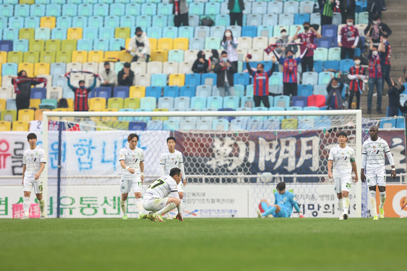 전북 현대 선수들이 21일 수원월드컵경기장에서 열린 K리그1 2021 36라운드 수원FC와 경기에서 후반 43분 상대 정재용에게 결승골을 허용한 뒤 아쉬워하고 있다. 한국프로축구연맹 제공