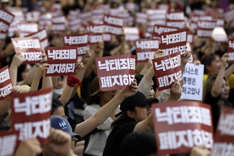 ‘모두를 위한 낙태죄 폐지 공동행동’을 비롯한 71개 단체가 2018년 7월7일 오후 서울 종로구 광화문광장에서 낙태죄 위헌 결정과 낙태죄 폐지를 촉구하는 집회를 하고 있다. 김명진 기자 littleprince@hani.co.kr