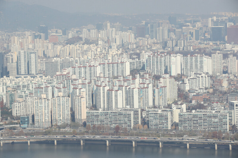 28일 서울 영등포구 63스퀘어에서 바라본 서울 마포·용산구 일대. 연합뉴스